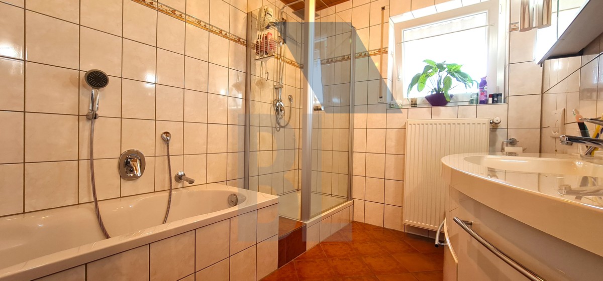 EG Bad mit Dusche, Wanne und WC 